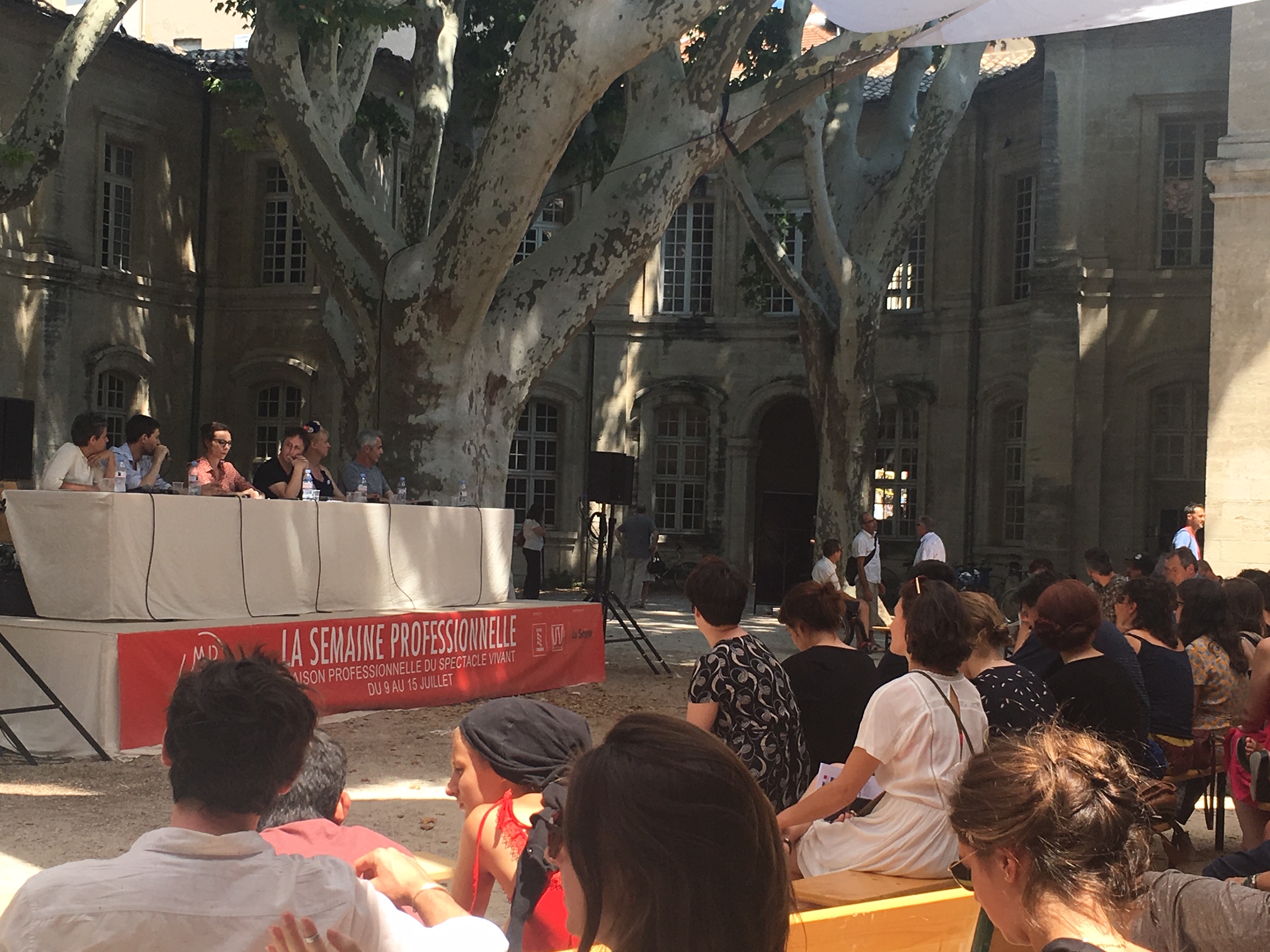 Des intervenants devant du public à Avignon