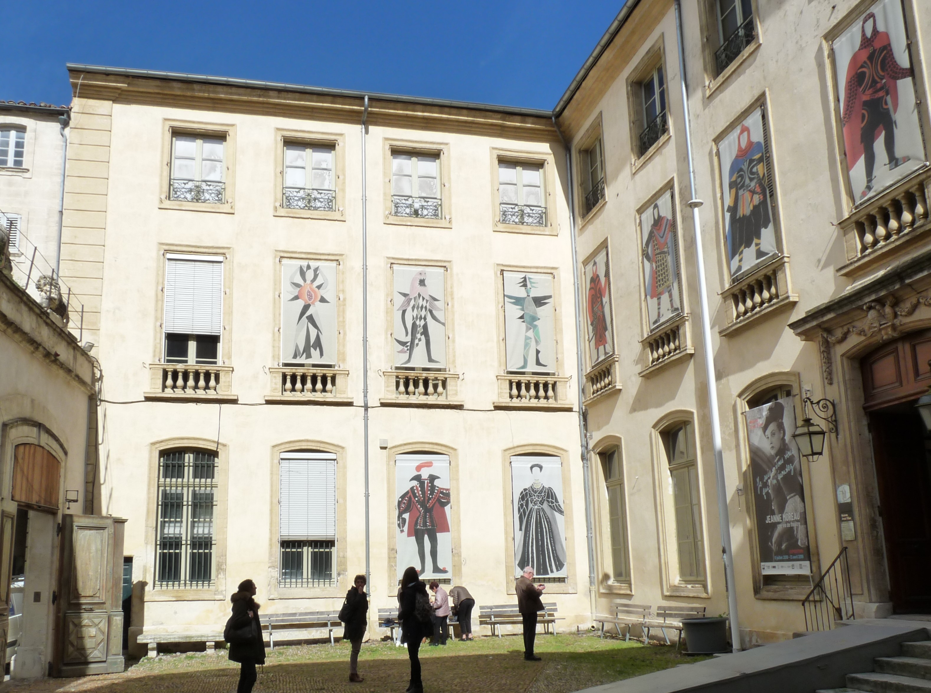 La cour d'entrée de la Maison Jean Vilar