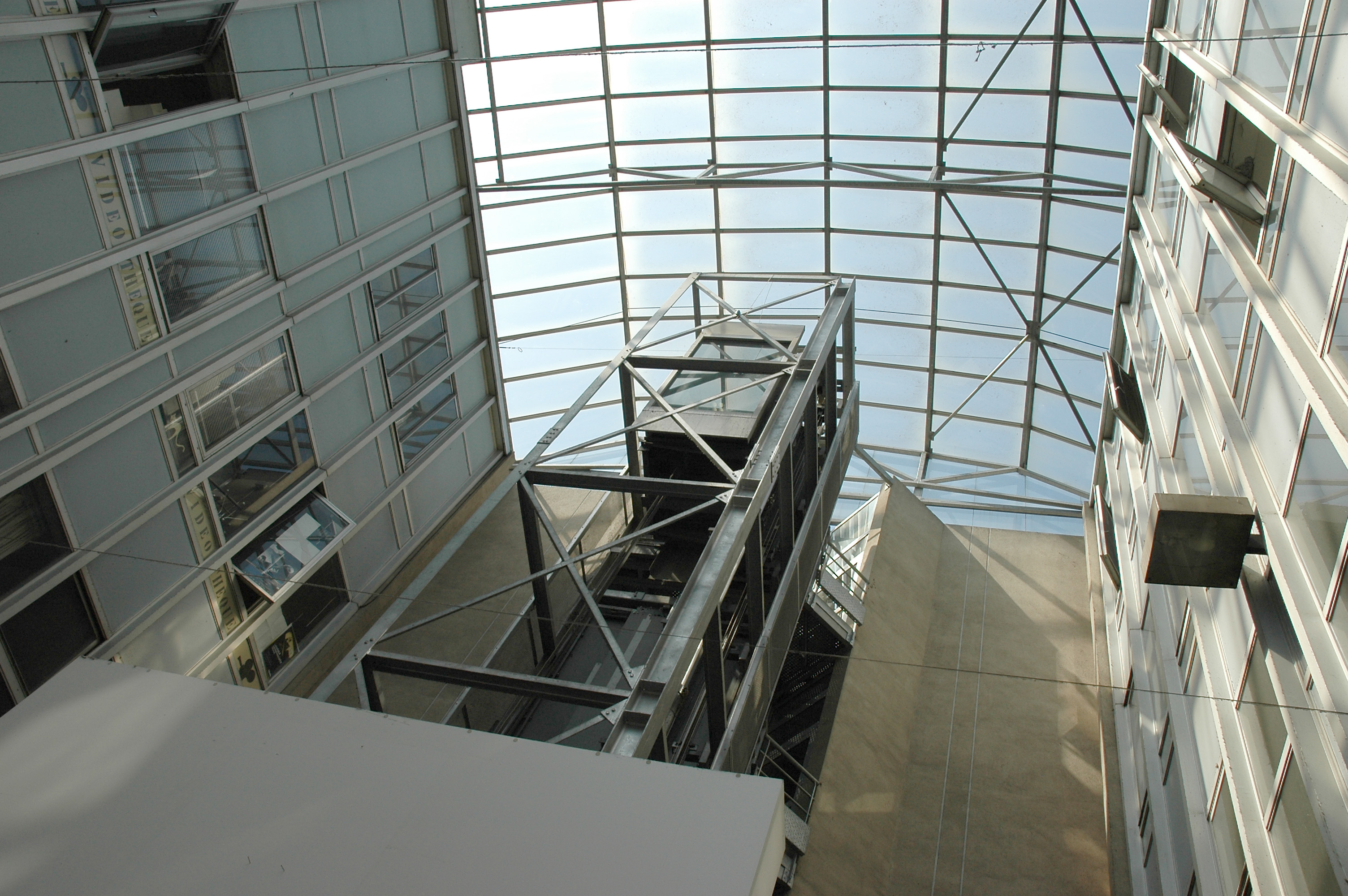 La cour intérieur de l'ENSA Paris-Malaquais et son ascenseur