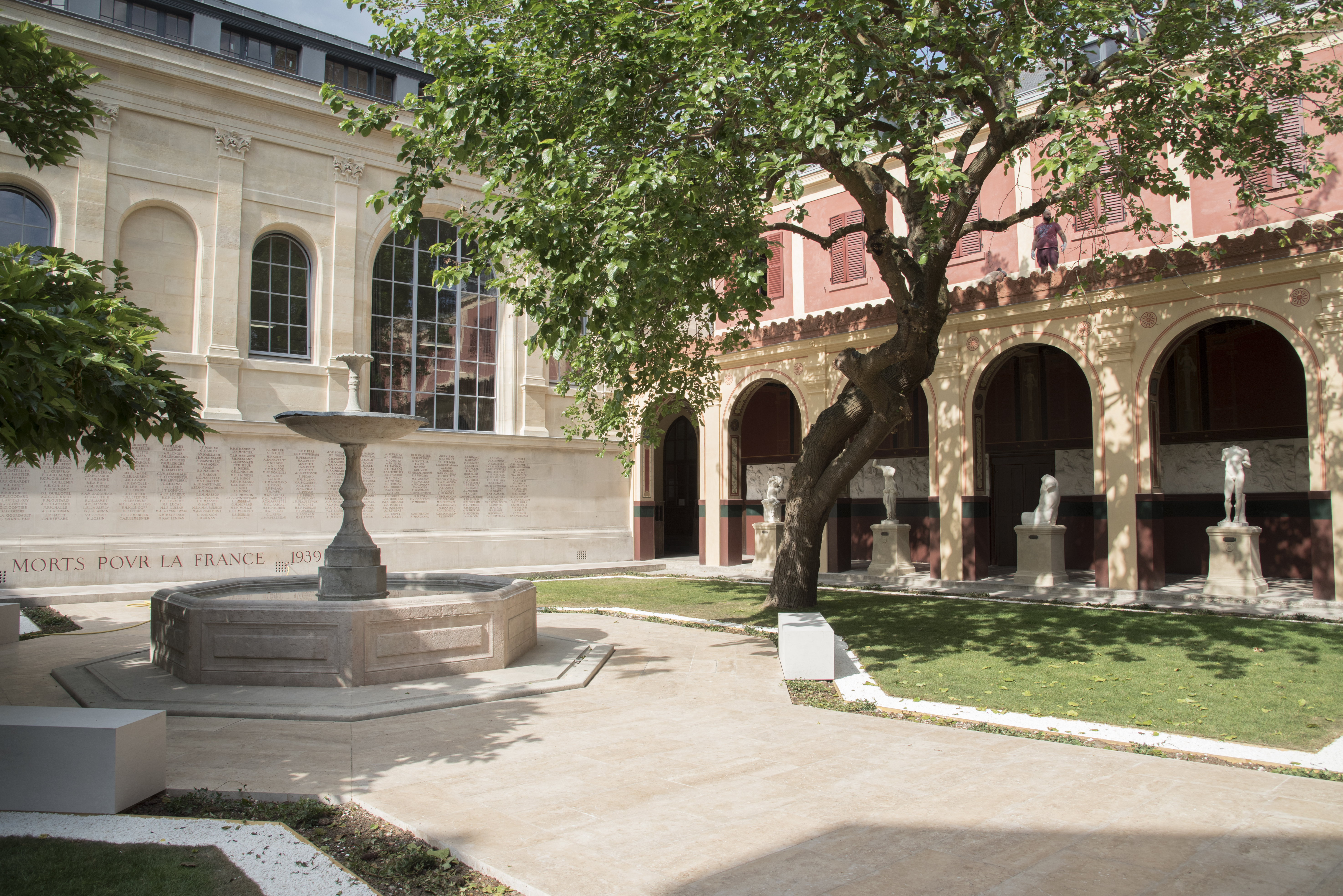 La cour du Mûrier, ancien cloître au sein de l'ENSA Paris-Malaquais