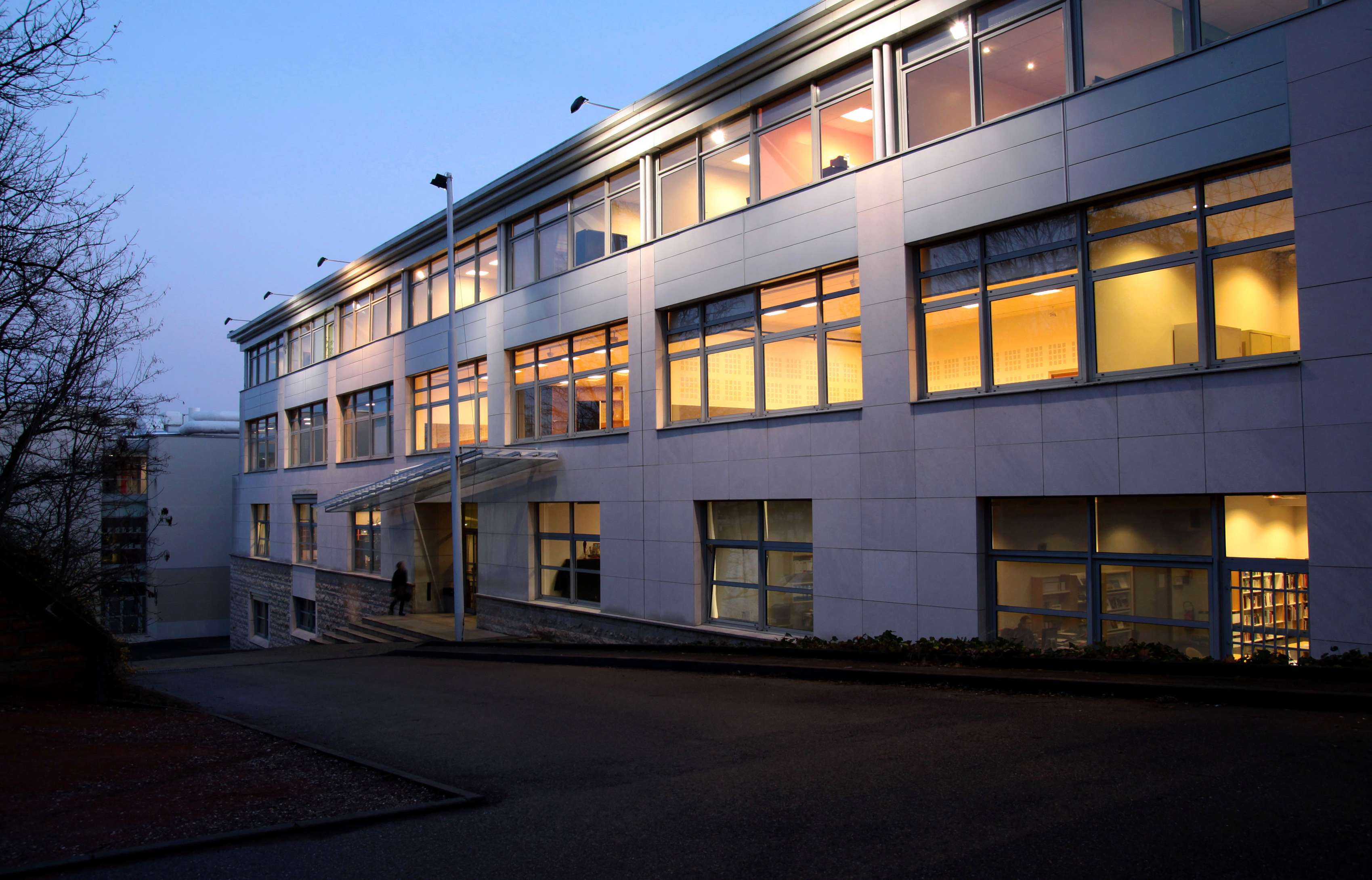 Le bâtiment de l'ENSATT au crépuscule