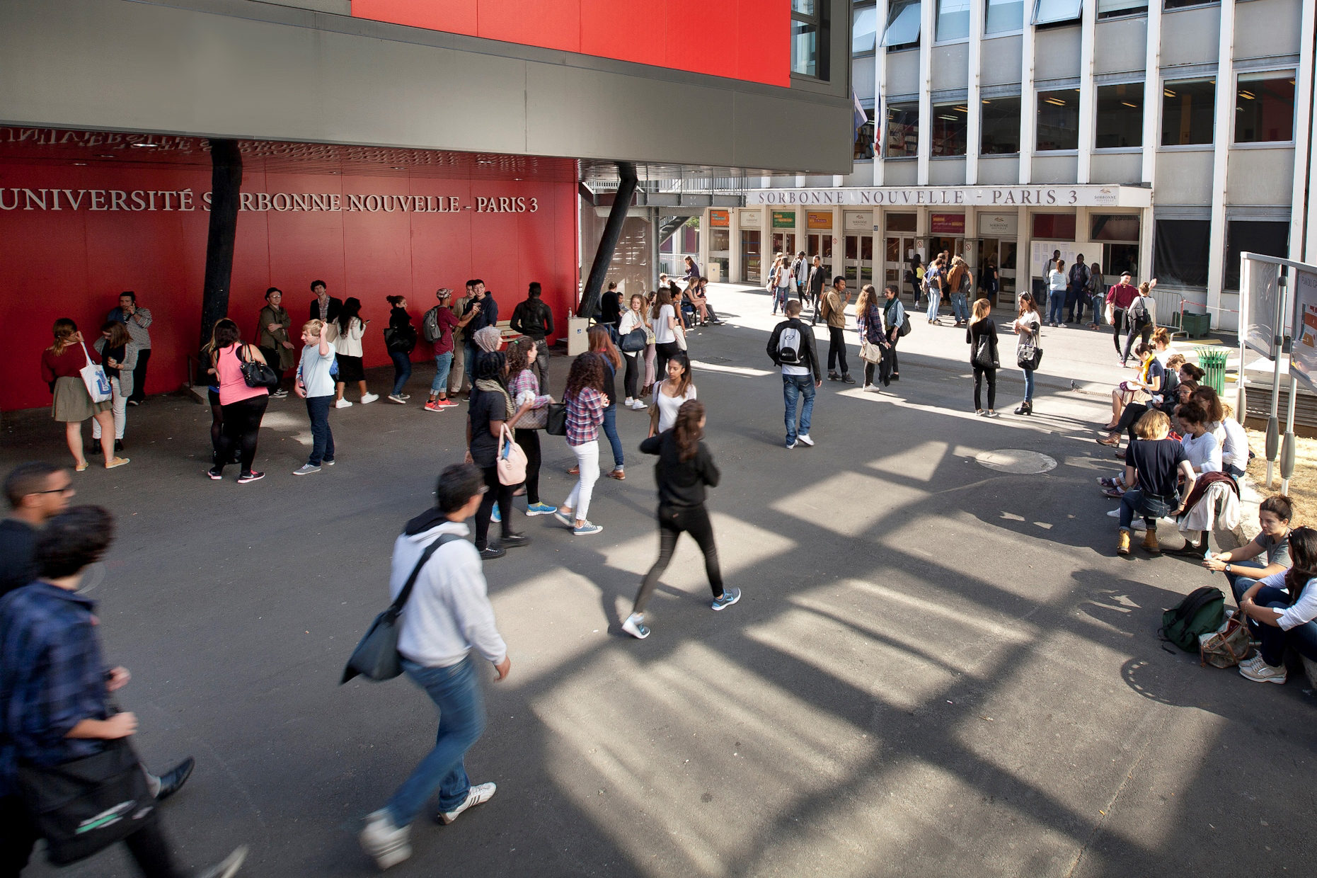 La cour de l'université Sorbonne Nouvelle, pleine d'étudiants