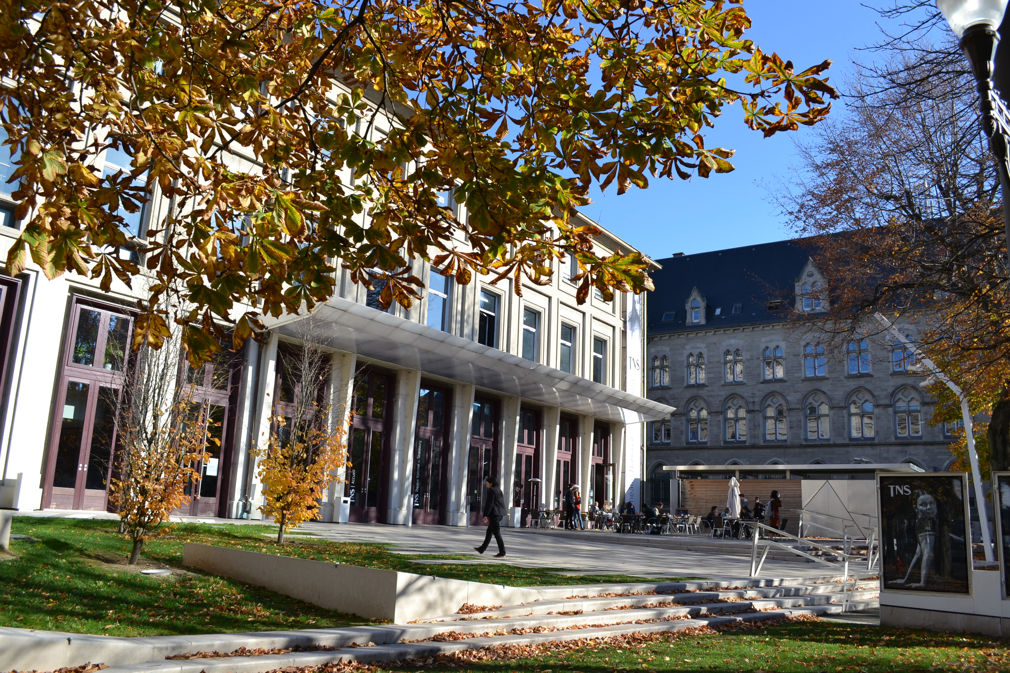 La façade de l'école du TNS