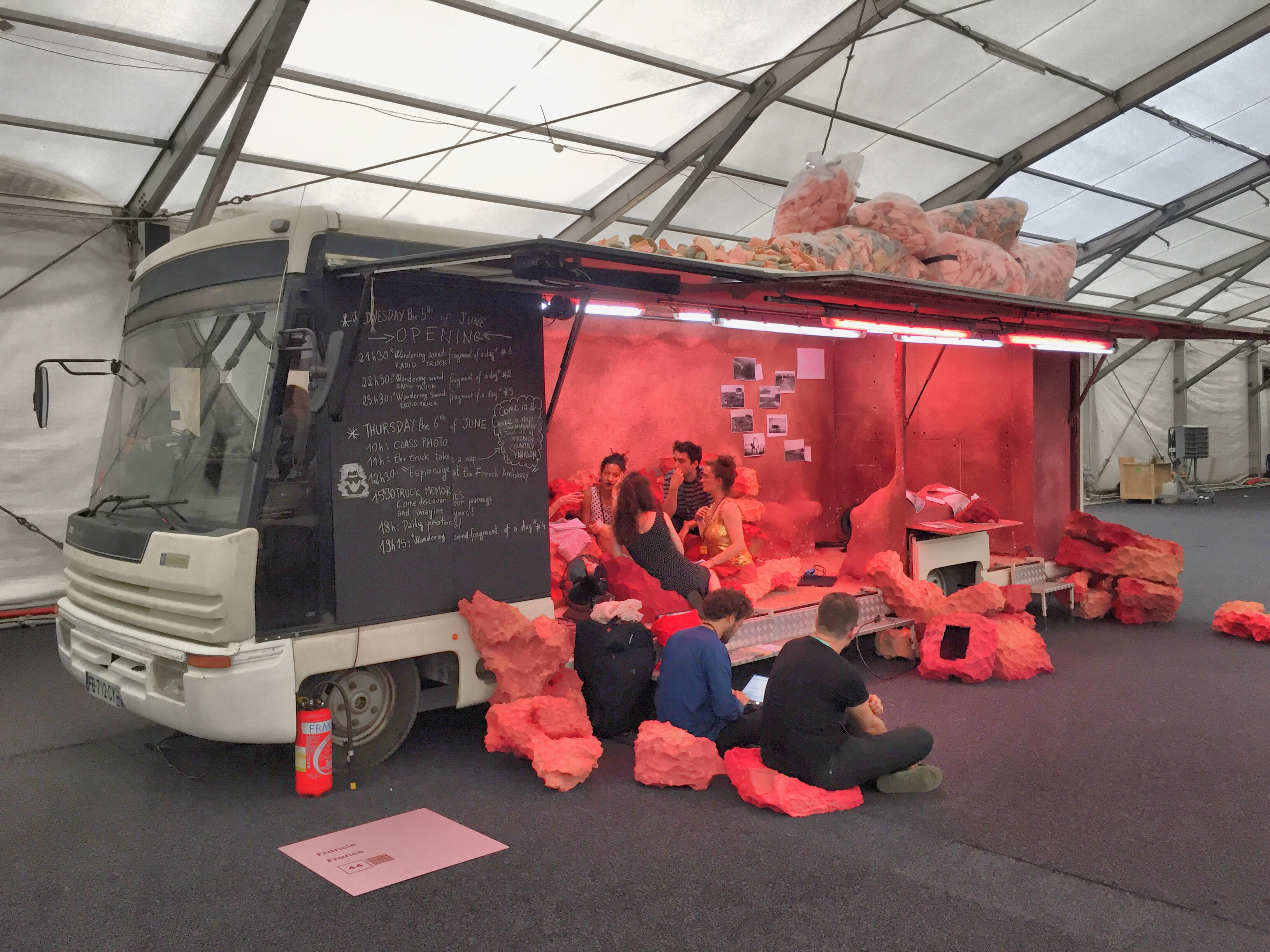 Les étudiants dans le camion-pavillon à Prague