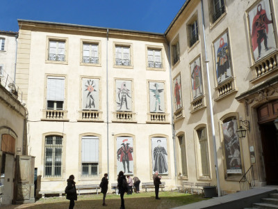 La cour d'entrée de la Maison Jean Vilar